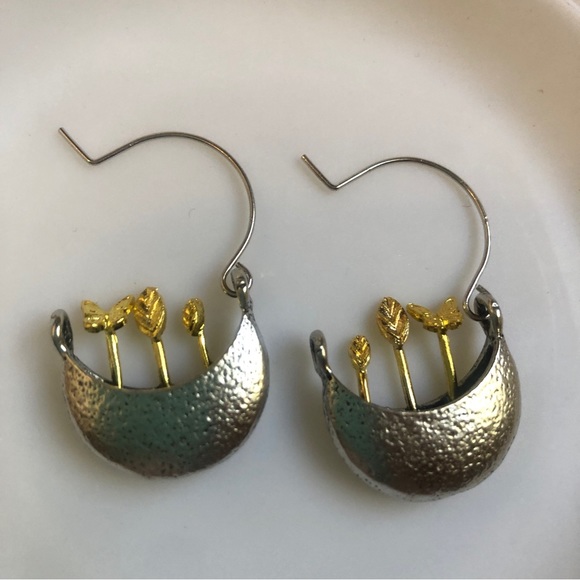 Unique potted plant/flower & butterfly earrings, faux gold/silver - Picture 2 of 10